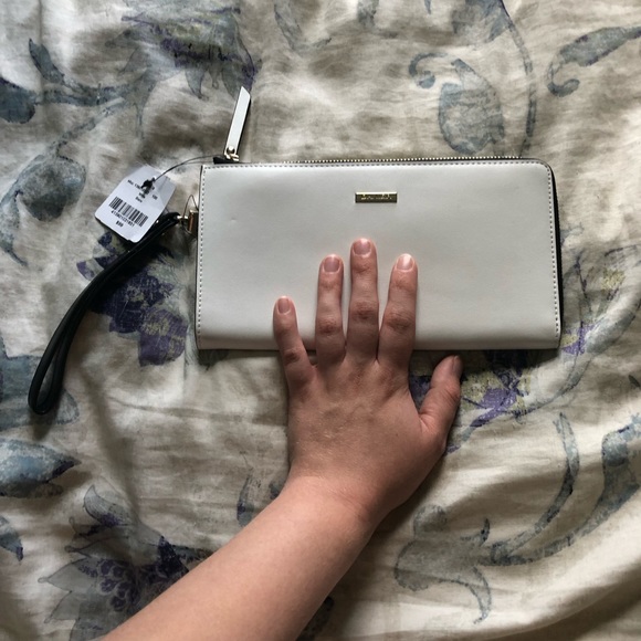 Danier leather wallet with removable strap in white - Picture 2 of 8